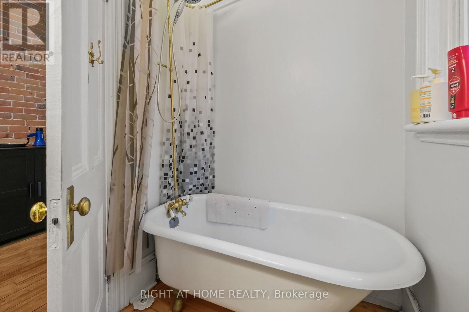 Unit 1-Main Floor-4 pc Bathroom - 93 Gilmour Street, Ottawa, ON - Indoor Photo Showing Bathroom
