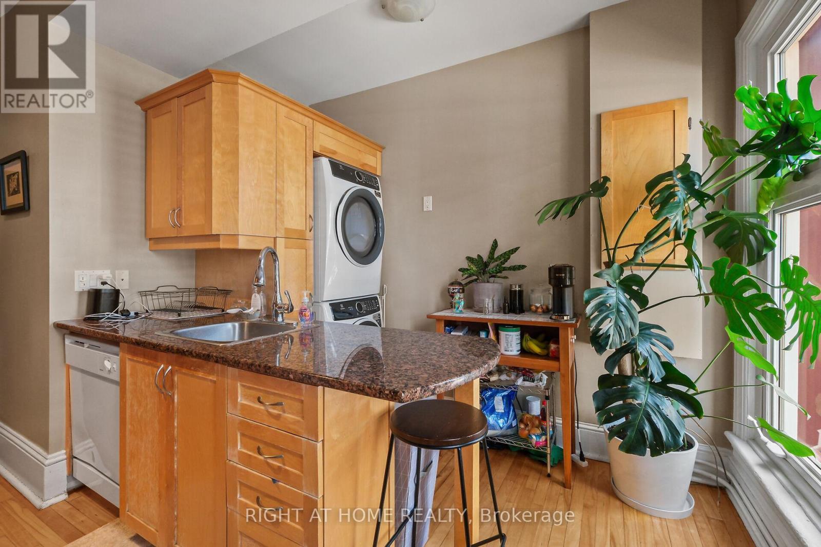 Unit 2-Kitchen-Eat-up Island - 93 Gilmour Street, Ottawa, ON - Indoor Photo Showing Kitchen