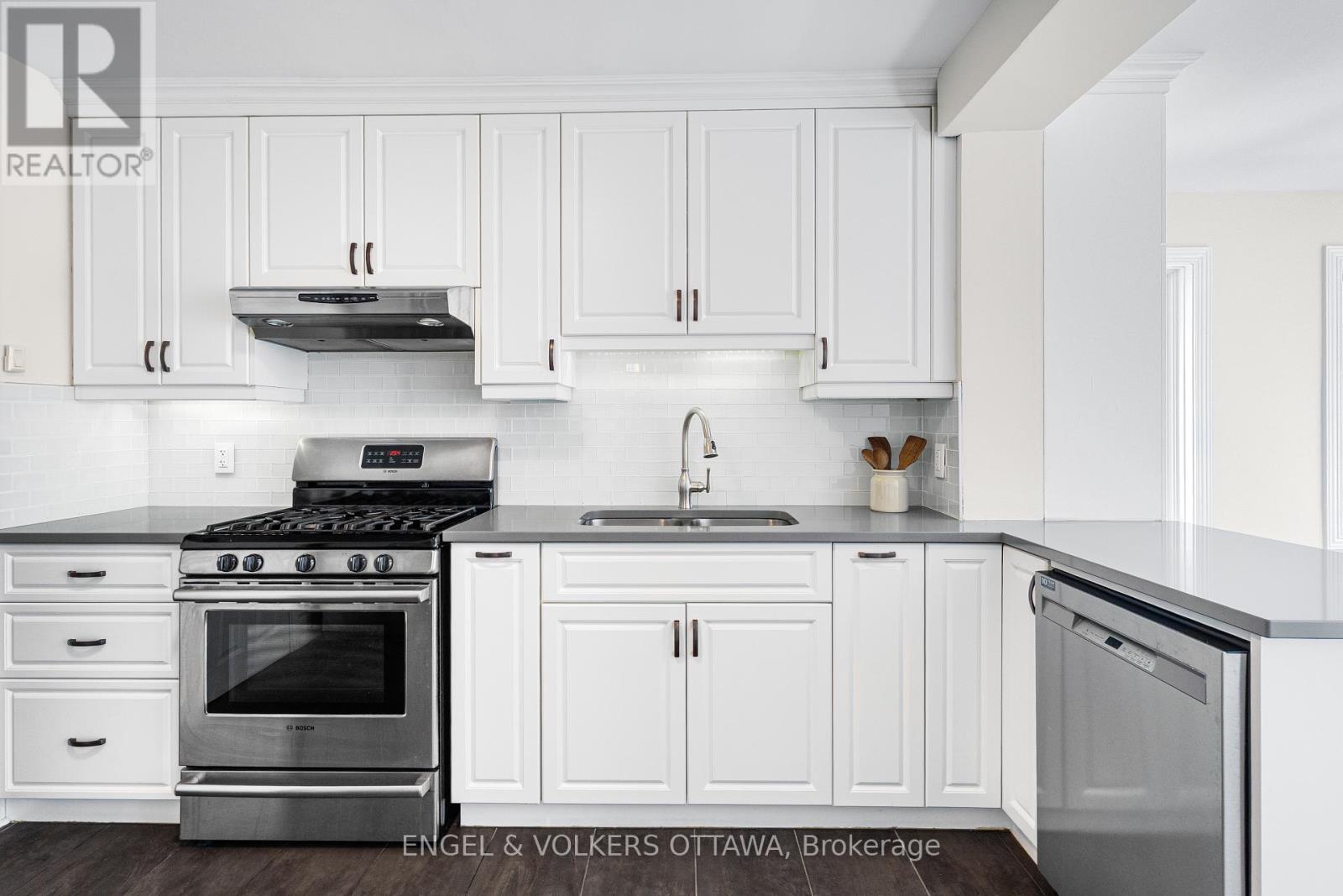 1252 Anoka Street, Ottawa, ON - Indoor Photo Showing Kitchen With Double Sink
