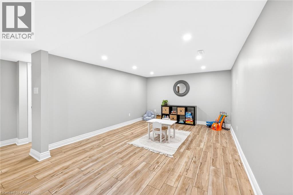 22 Vance Crescent, Waterdown, ON - Indoor Photo Showing Other Room