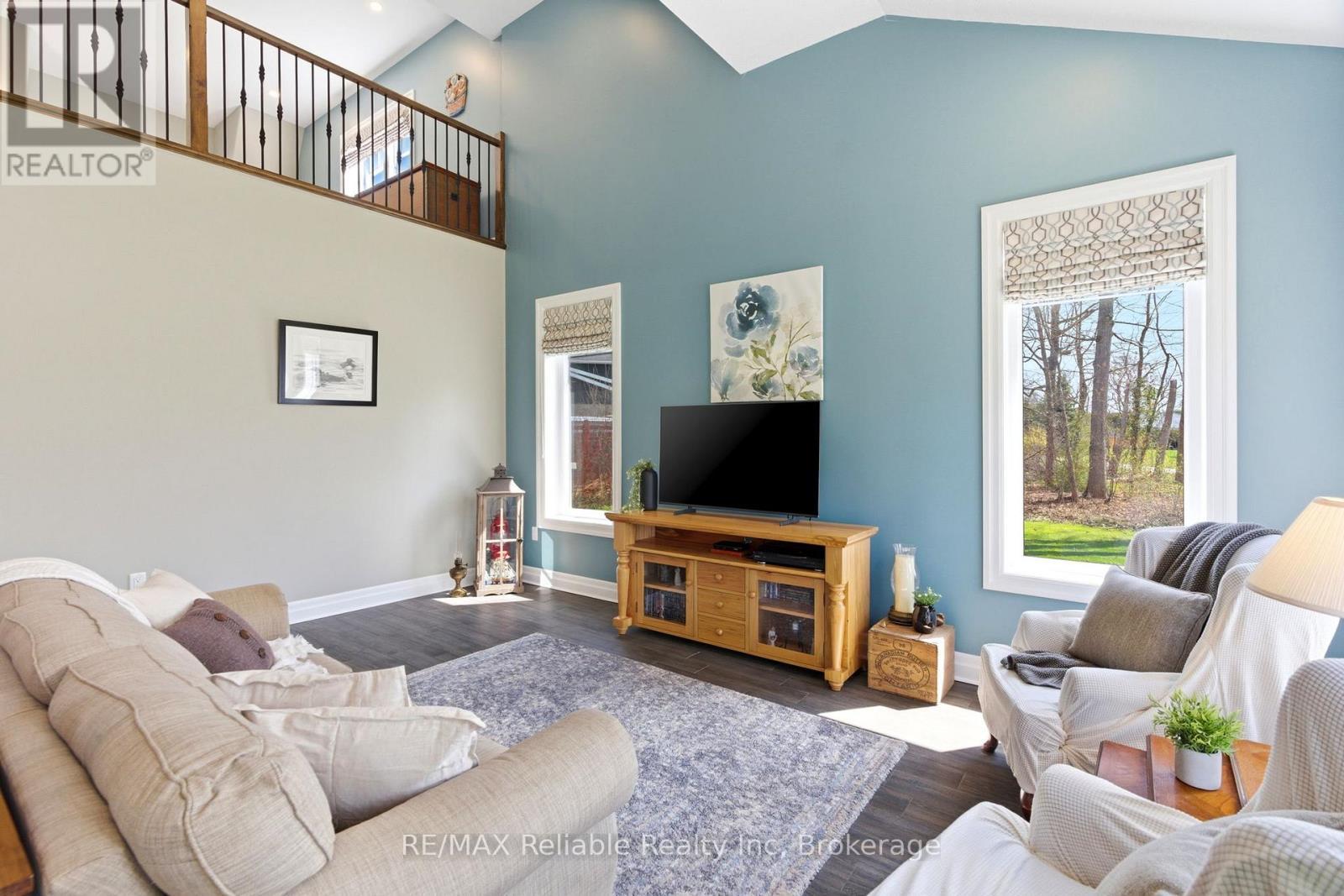 79055 Kelly Court, Central Huron (Goderich), ON - Indoor Photo Showing Living Room