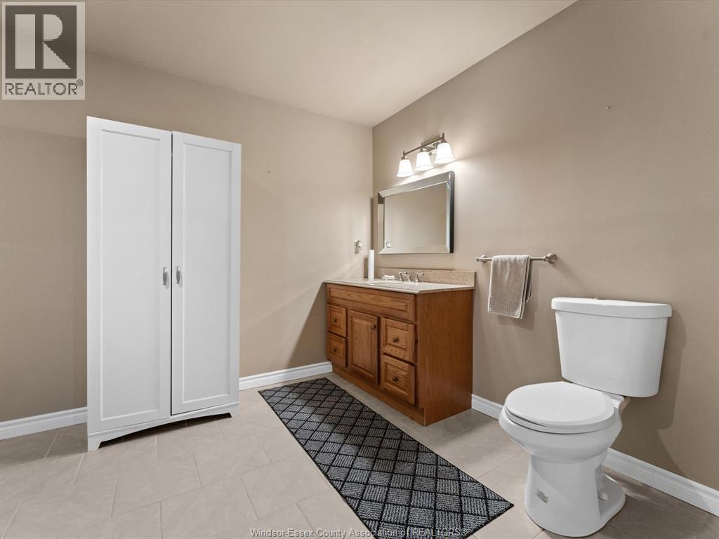11900 Boulder, Windsor, ON - Indoor Photo Showing Bathroom