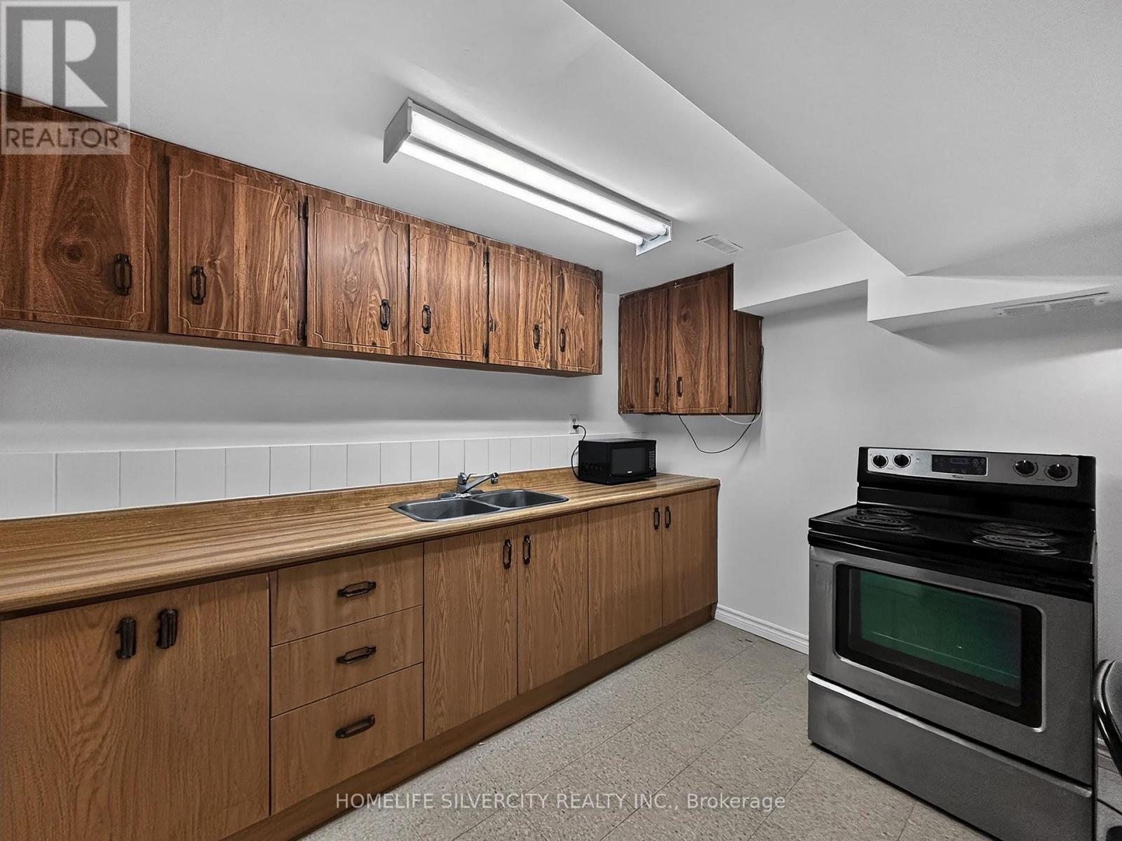 46 Vodden Court, Brampton, ON - Indoor Photo Showing Kitchen With Double Sink