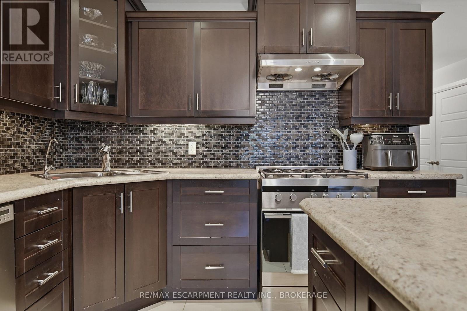 26 - 7 Gibson Place, St. Catharines (Downtown), ON - Indoor Photo Showing Kitchen With Upgraded Kitchen