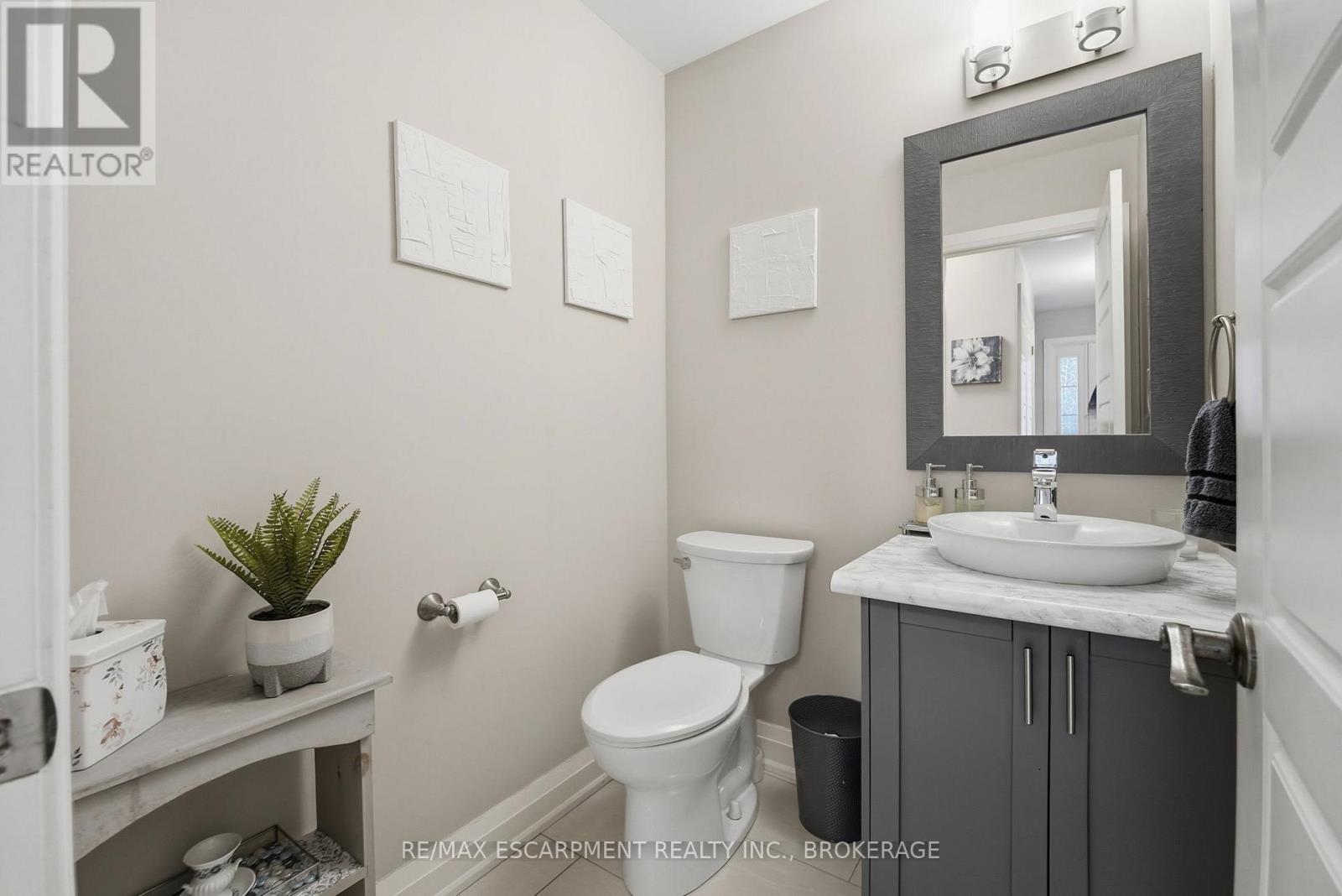 Main Floor Bathroom - 26 - 7 Gibson Place, St. Catharines (Downtown), ON - Indoor Photo Showing Bathroom