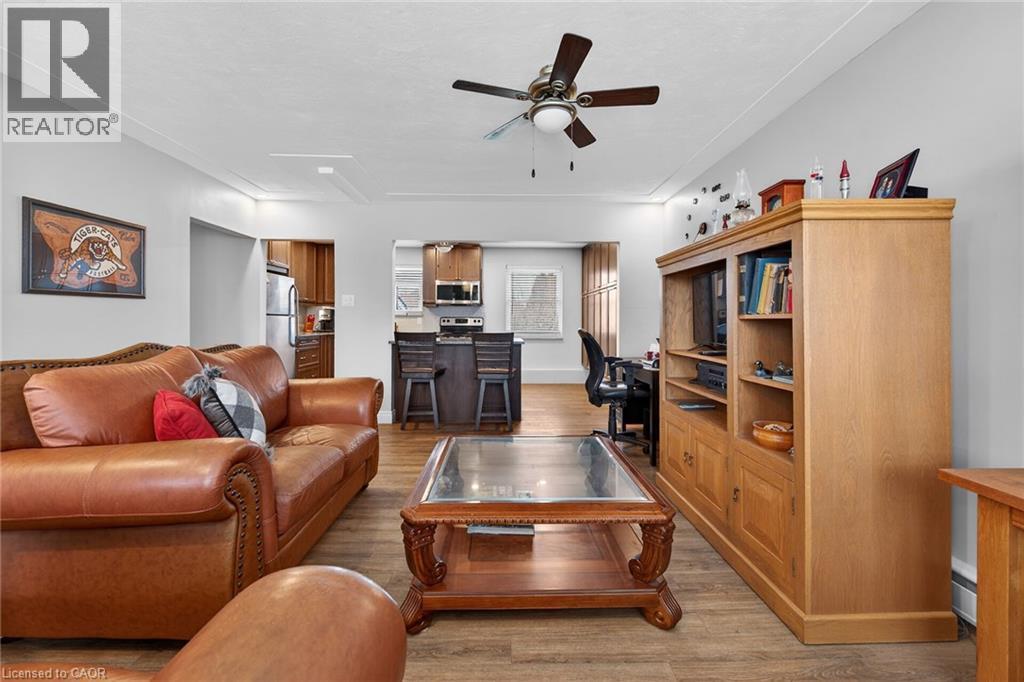 27 Camille Court, Hamilton, ON - Indoor Photo Showing Living Room