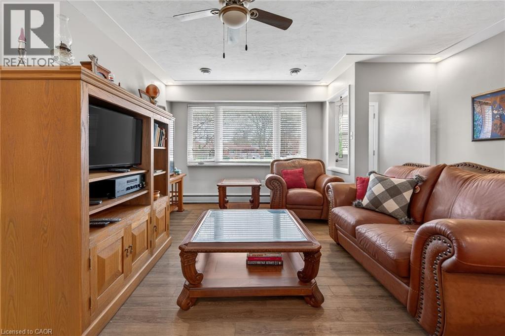27 Camille Court, Hamilton, ON - Indoor Photo Showing Living Room