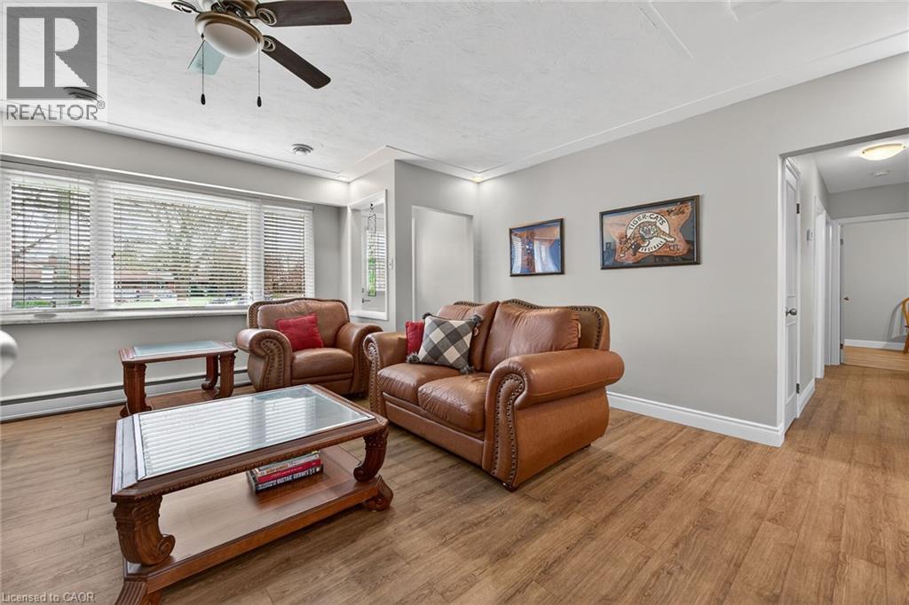 27 Camille Court, Hamilton, ON - Indoor Photo Showing Living Room