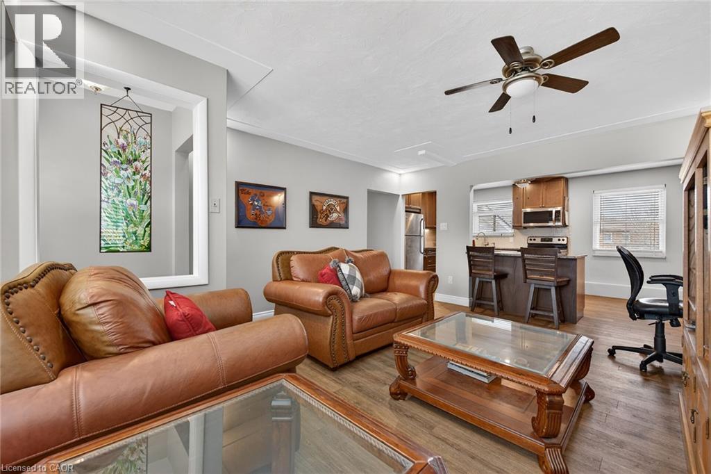 27 Camille Court, Hamilton, ON - Indoor Photo Showing Living Room