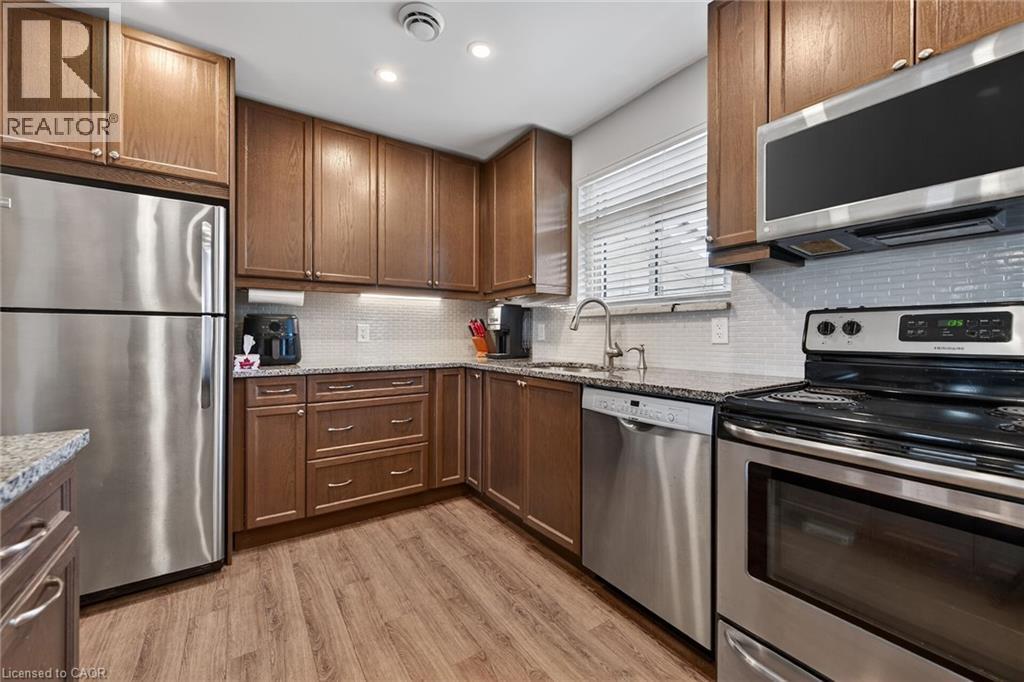 27 Camille Court, Hamilton, ON - Indoor Photo Showing Kitchen