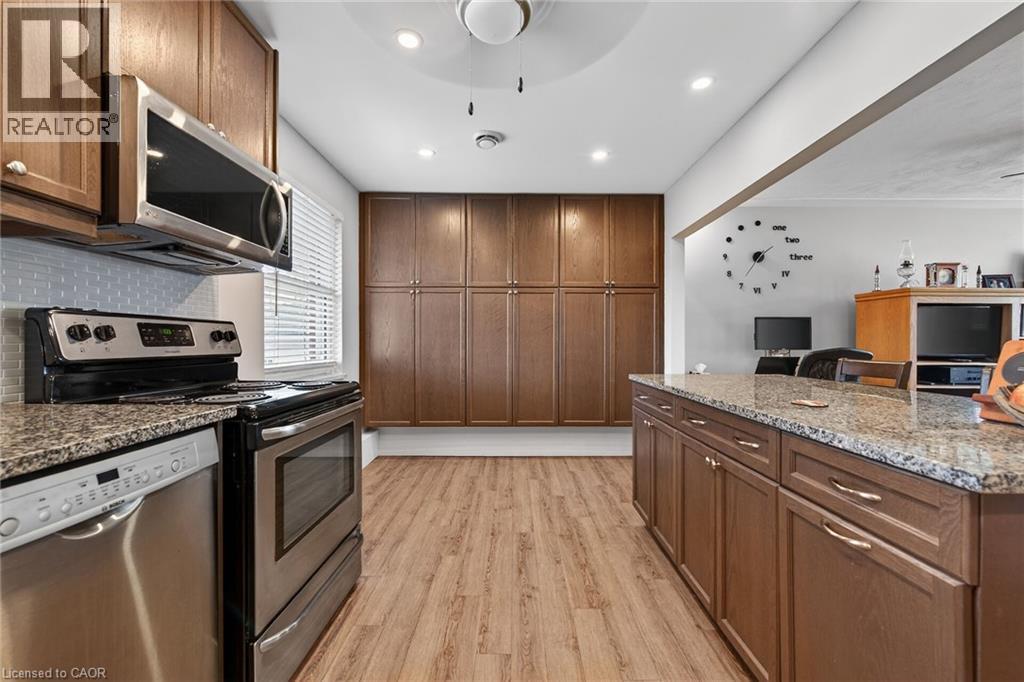 27 Camille Court, Hamilton, ON - Indoor Photo Showing Kitchen