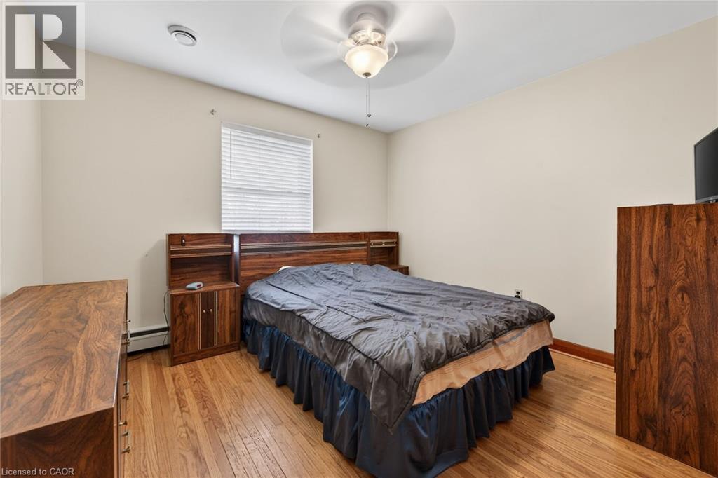 27 Camille Court, Hamilton, ON - Indoor Photo Showing Bedroom