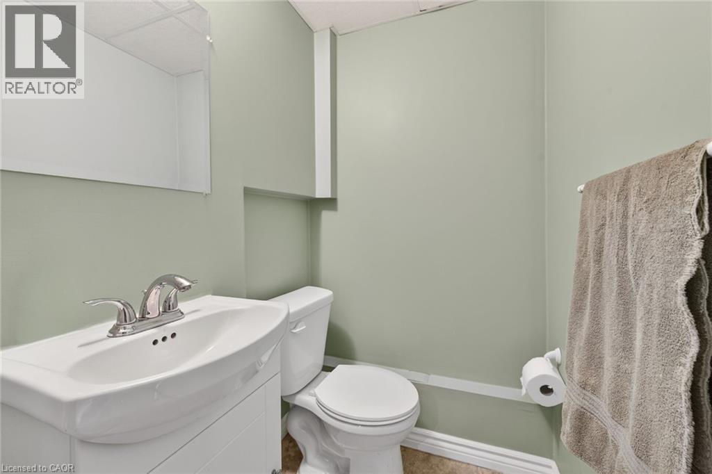 27 Camille Court, Hamilton, ON - Indoor Photo Showing Bathroom
