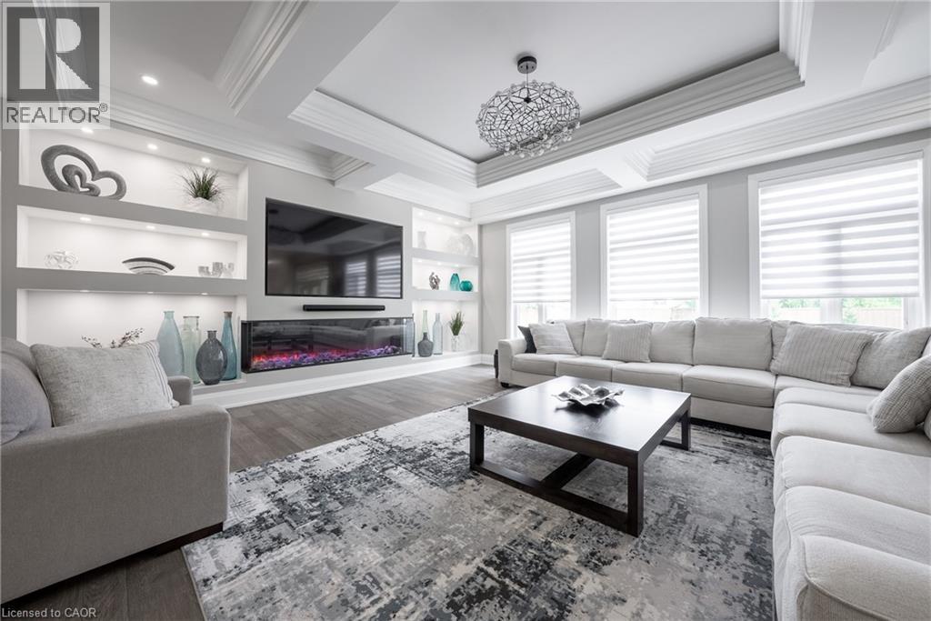 8378 Chippewa Road E, Mount Hope, ON - Indoor Photo Showing Living Room
