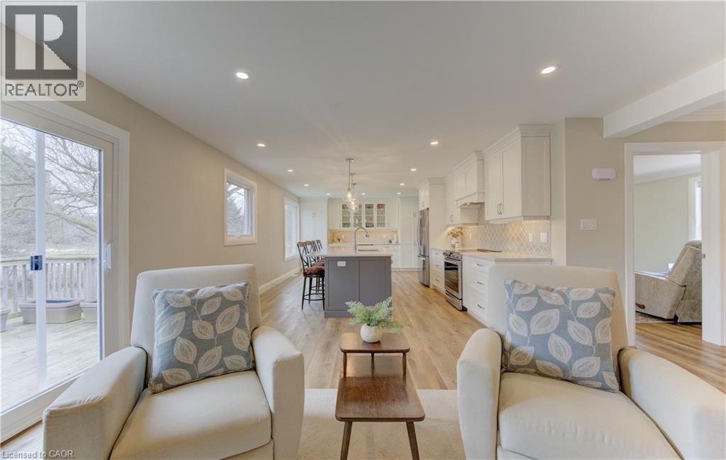 395 Warrington Drive, Waterloo, ON - Indoor Photo Showing Living Room