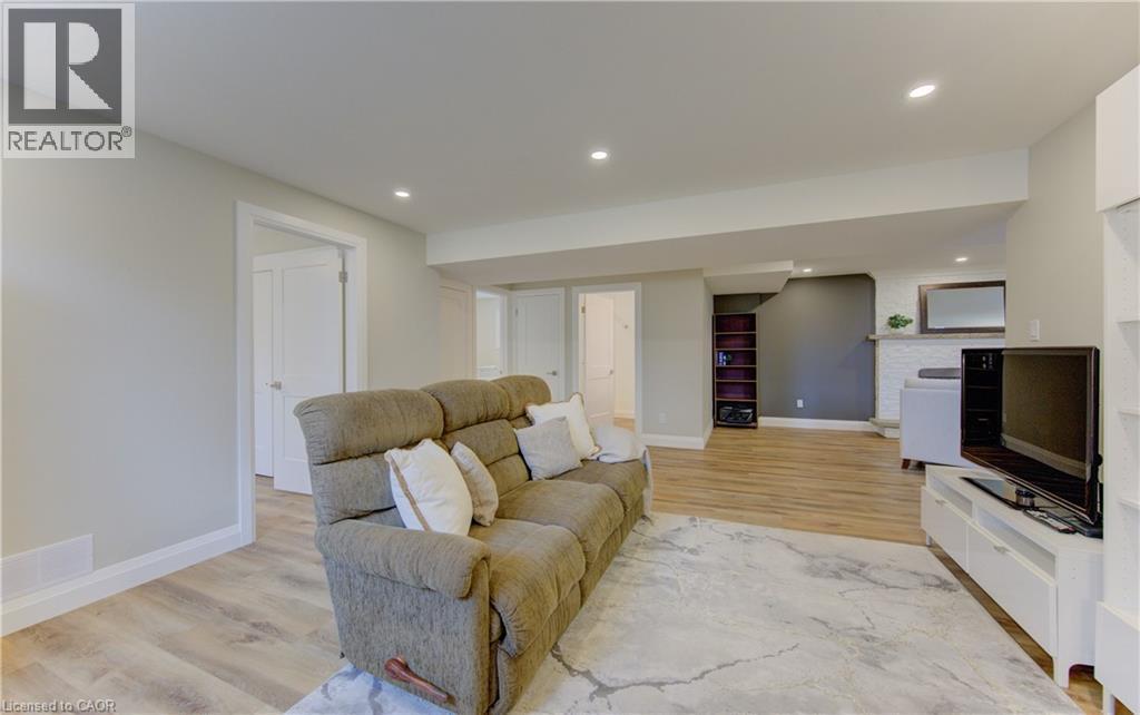 395 Warrington Drive, Waterloo, ON - Indoor Photo Showing Living Room
