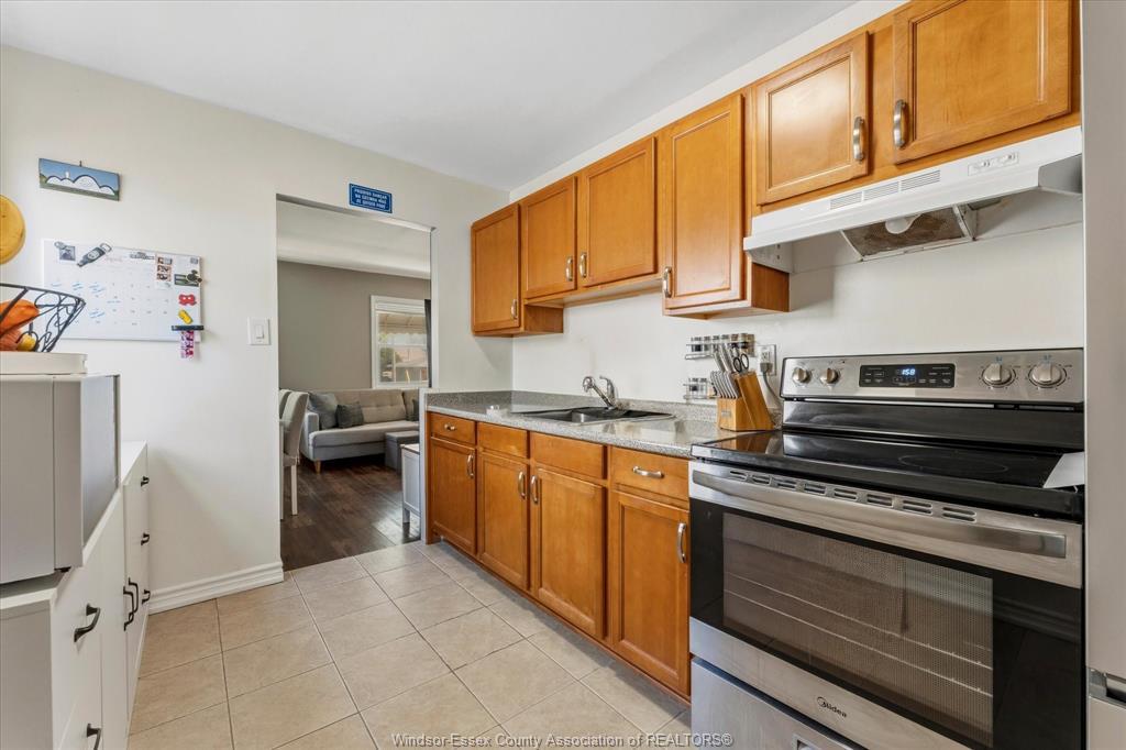 2383 Elsmere, Windsor, ON