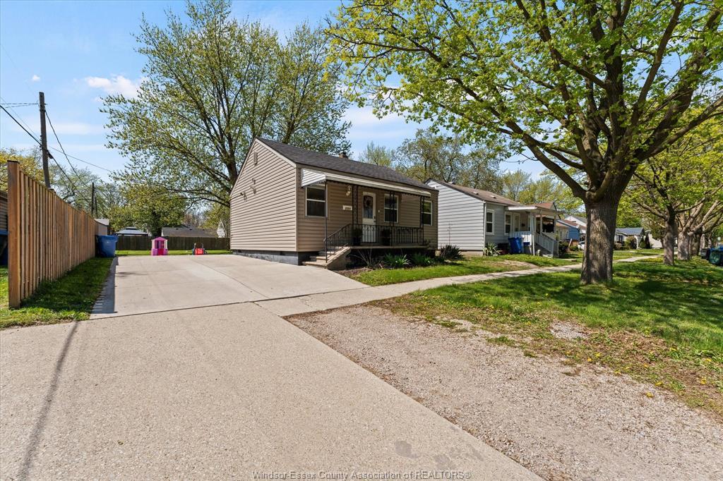 2383 Elsmere, Windsor, ON