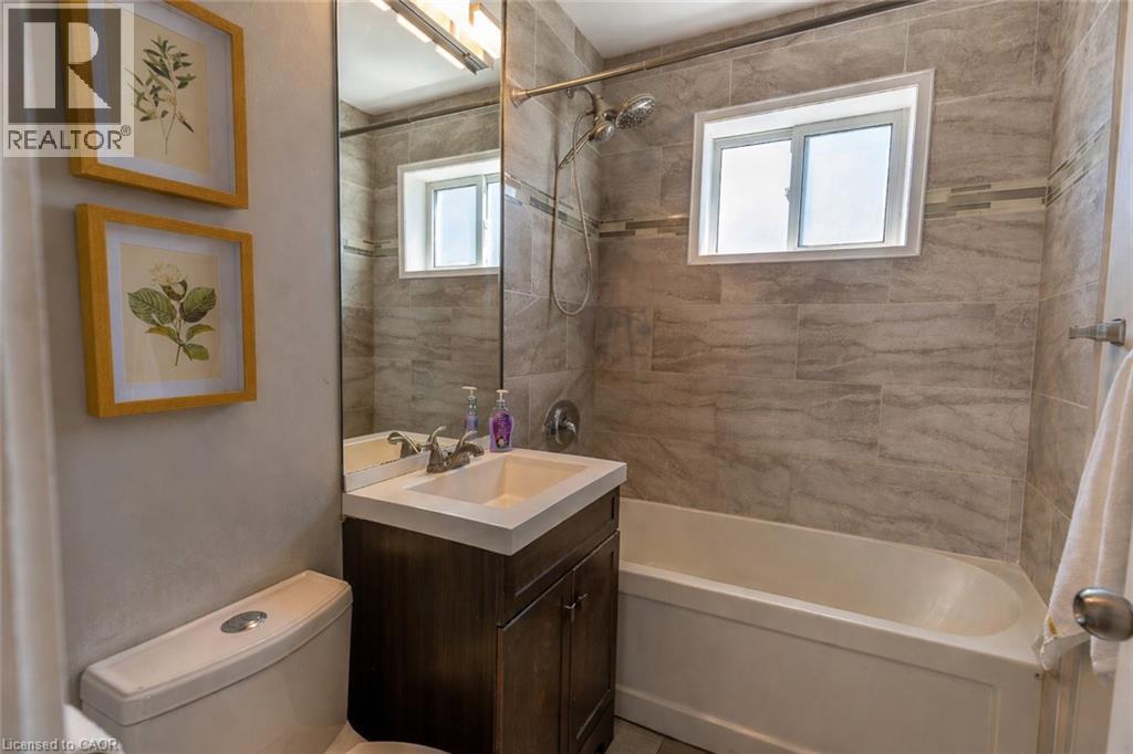 110 Lorne Crescent, Kitchener, ON - Indoor Photo Showing Bathroom