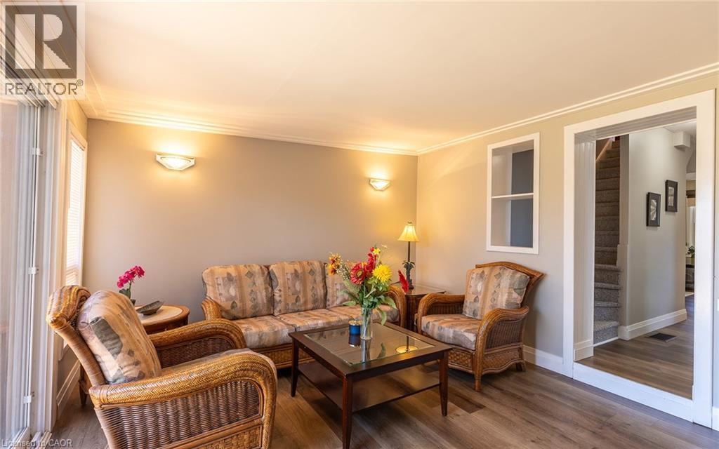 110 Lorne Crescent, Kitchener, ON - Indoor Photo Showing Living Room