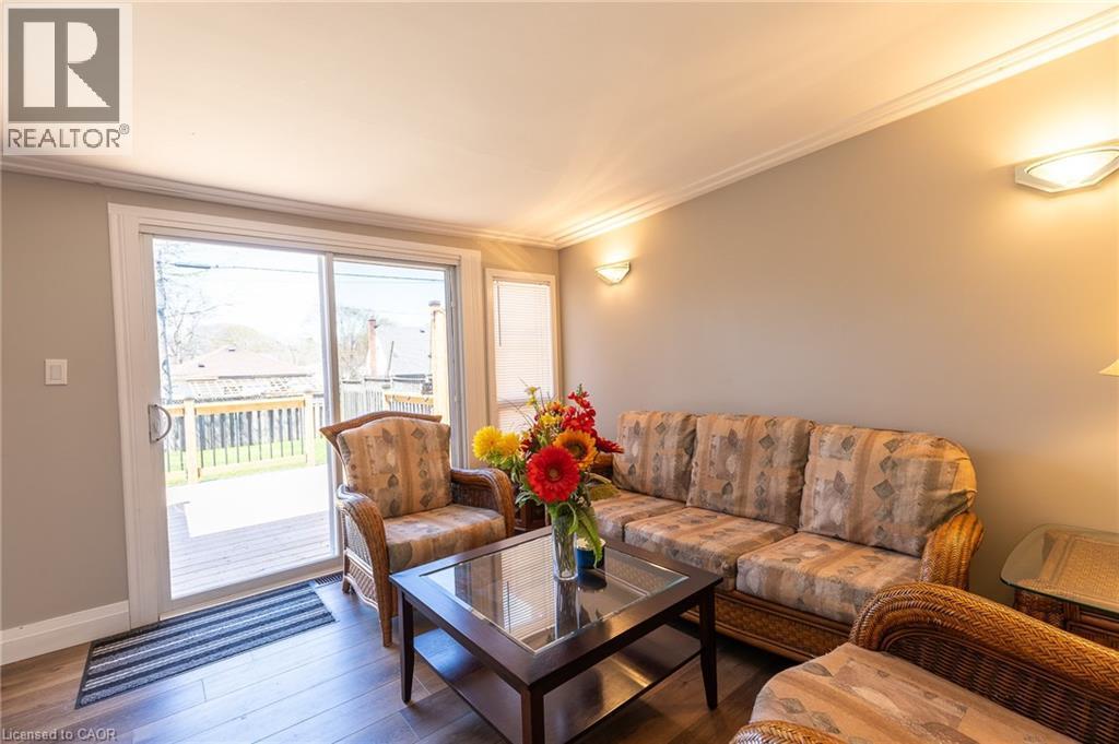 110 Lorne Crescent, Kitchener, ON - Indoor Photo Showing Living Room