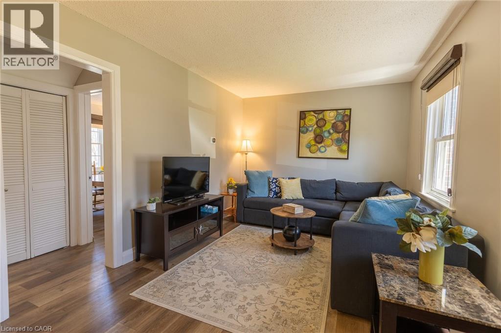 110 Lorne Crescent, Kitchener, ON - Indoor Photo Showing Living Room