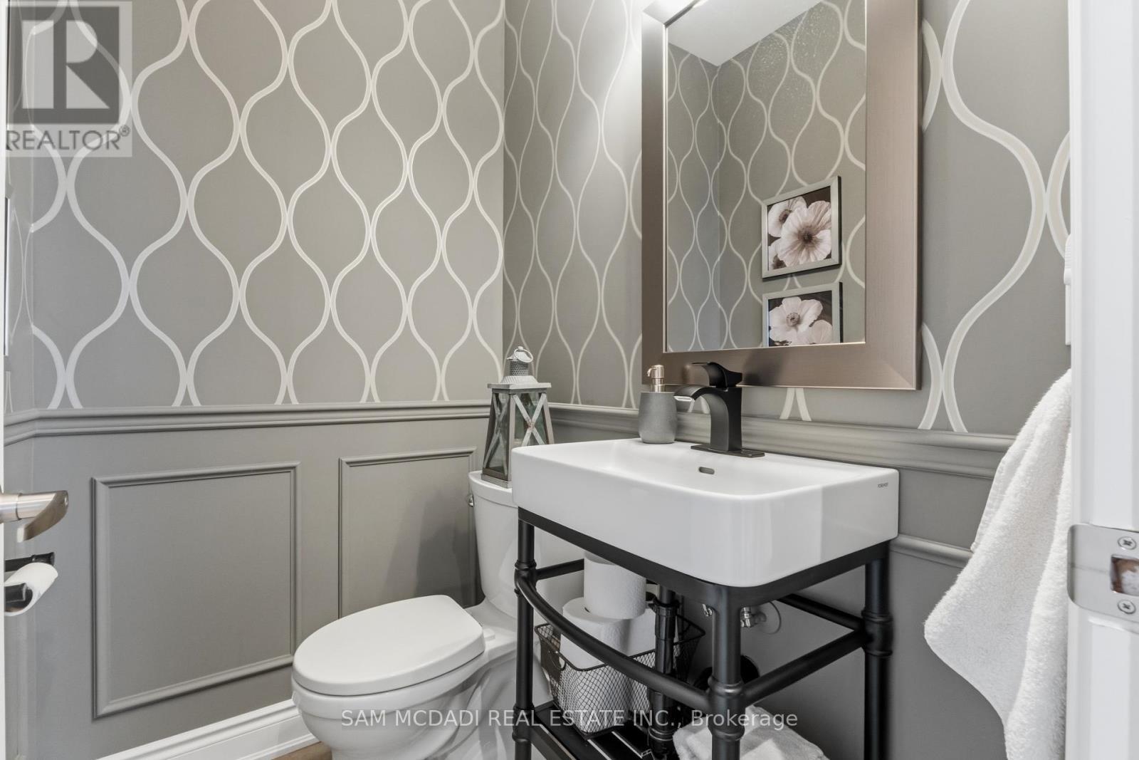 2029 Queensborough Gate, Mississauga, ON - Indoor Photo Showing Bathroom