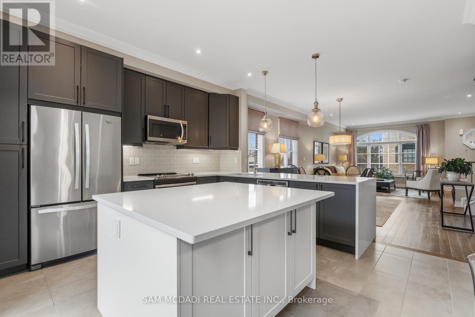 2029 Queensborough Gate, Mississauga, ON - Indoor Photo Showing Kitchen With Upgraded Kitchen