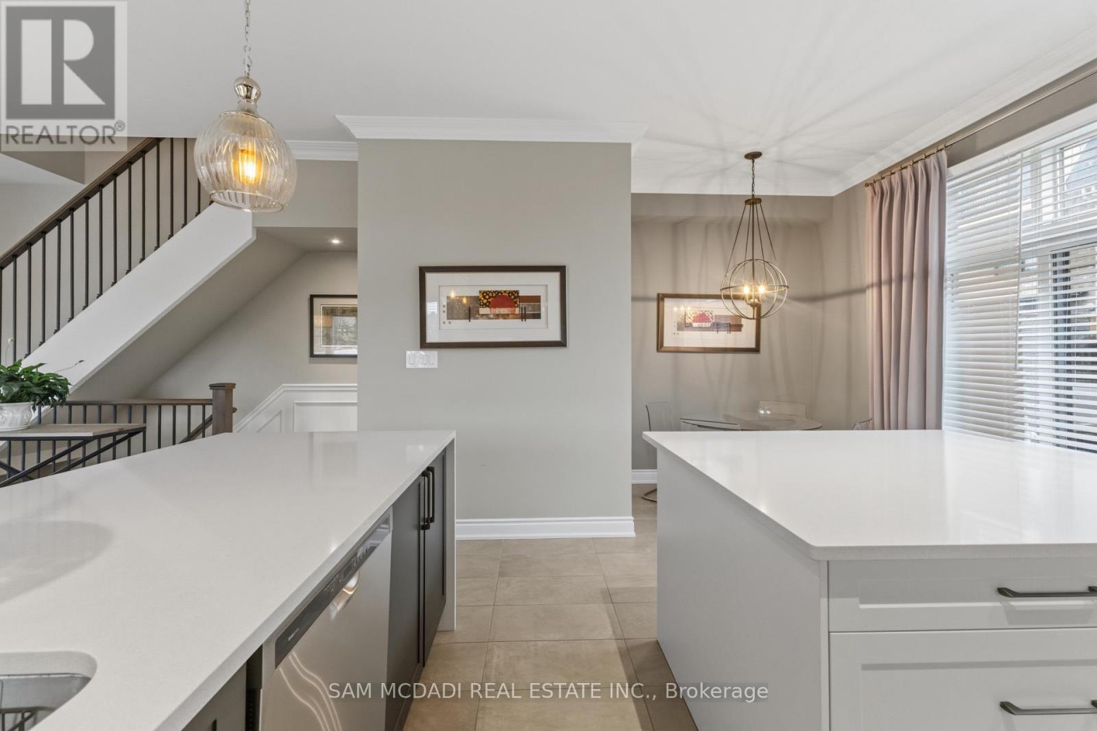 2029 Queensborough Gate, Mississauga, ON - Indoor Photo Showing Kitchen