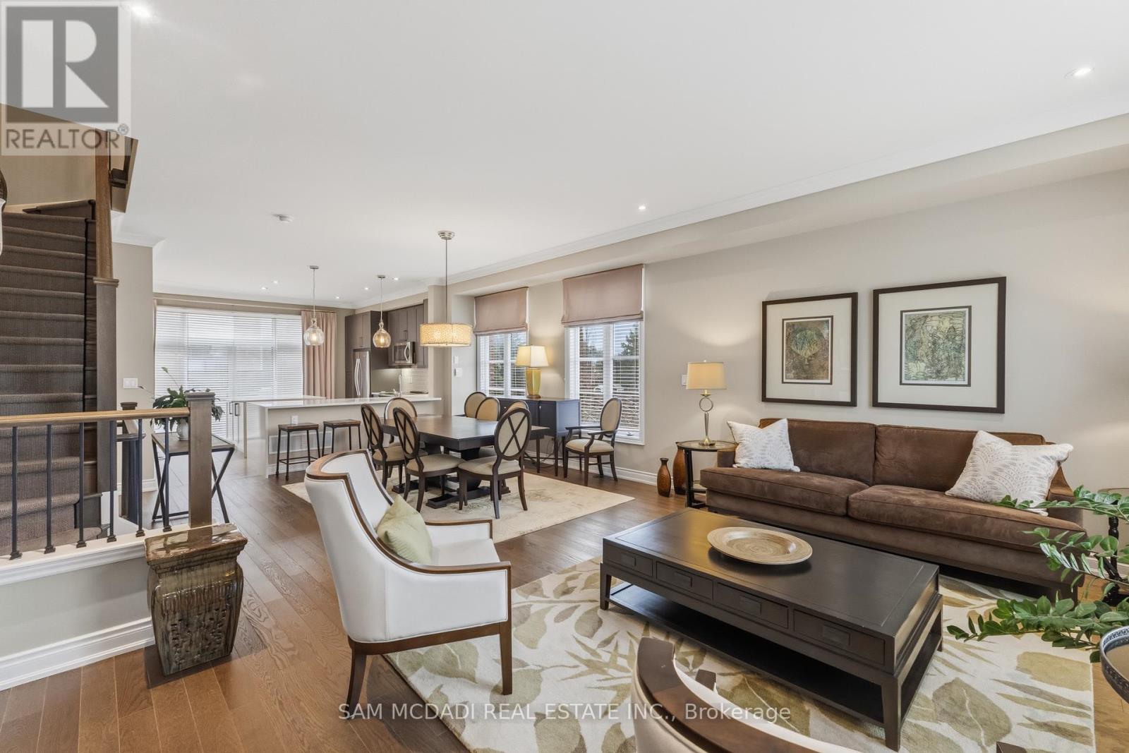 2029 Queensborough Gate, Mississauga, ON - Indoor Photo Showing Living Room