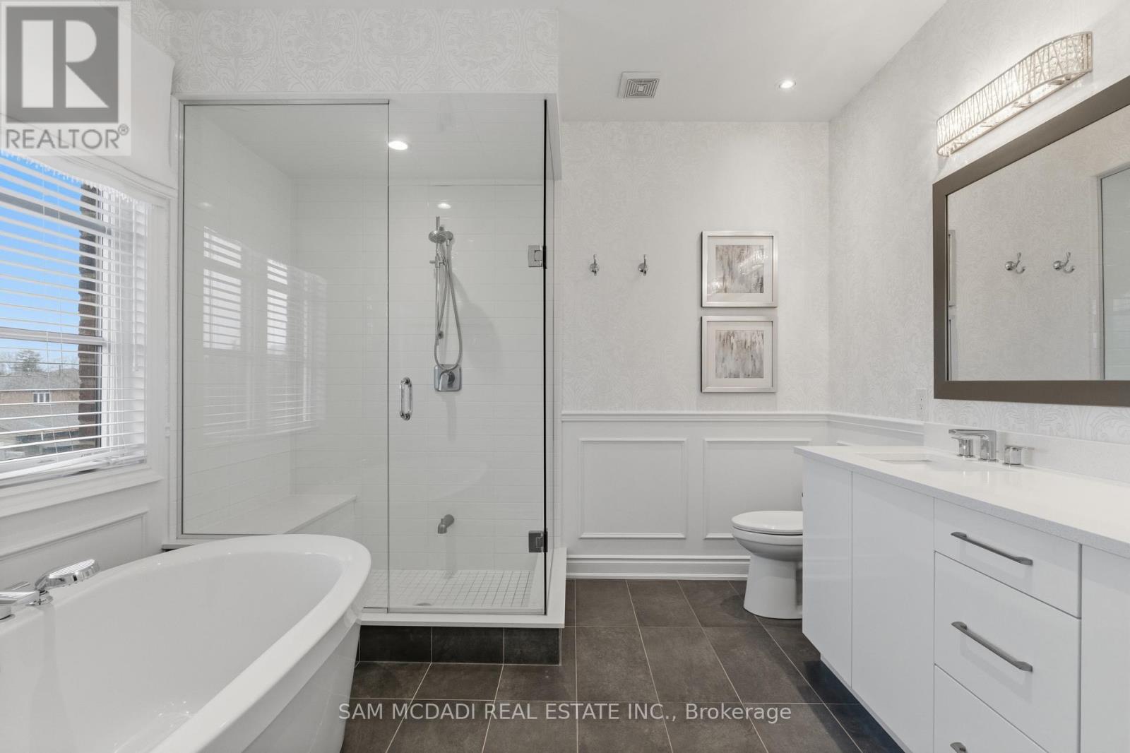 2029 Queensborough Gate, Mississauga, ON - Indoor Photo Showing Bathroom