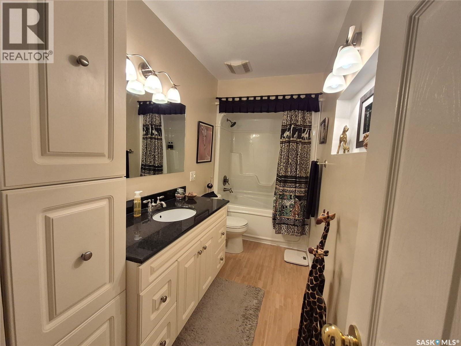317 2Nd Street W, Ponteix, SK - Indoor Photo Showing Bathroom