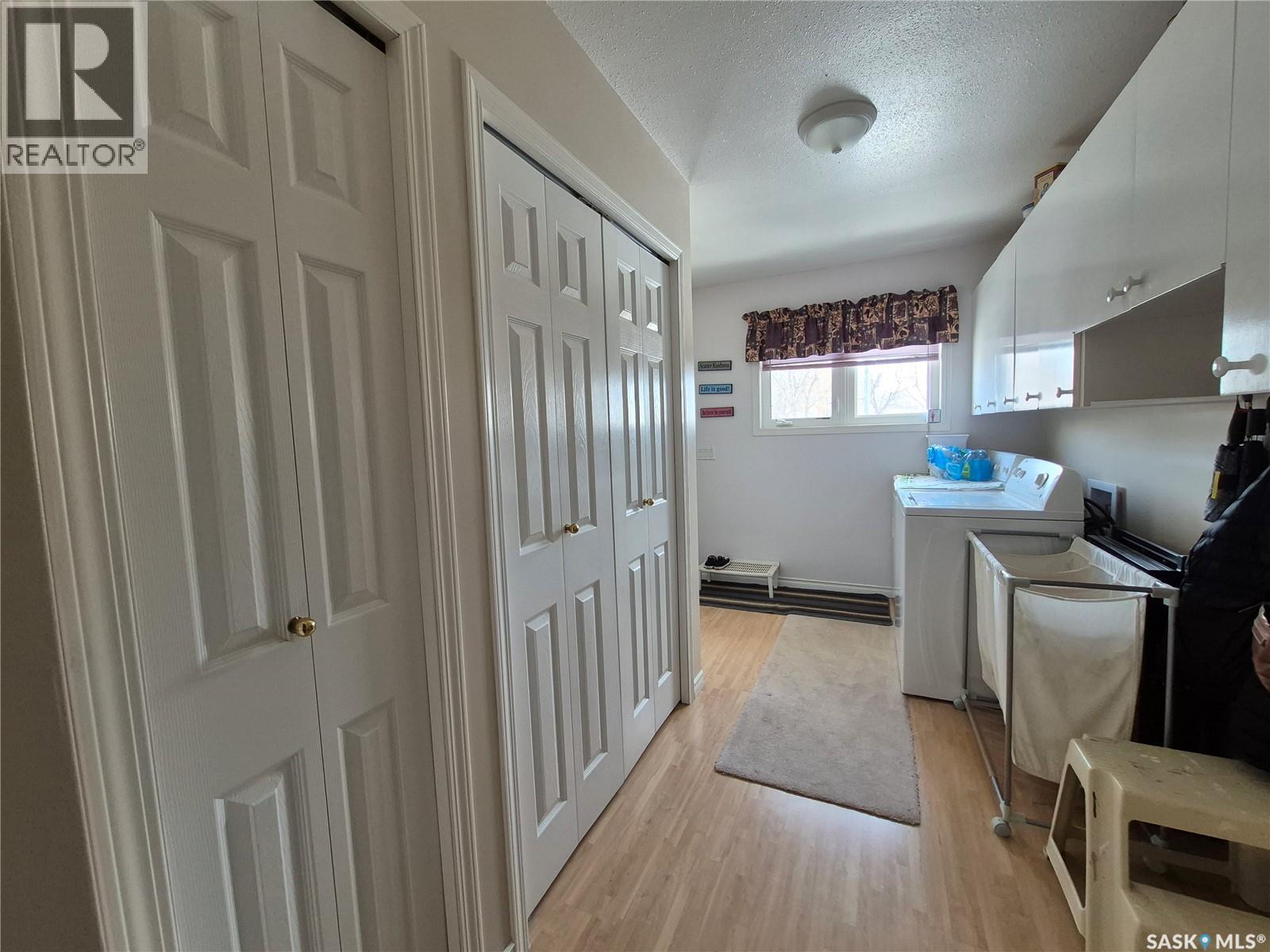 317 2Nd Street W, Ponteix, SK - Indoor Photo Showing Laundry Room