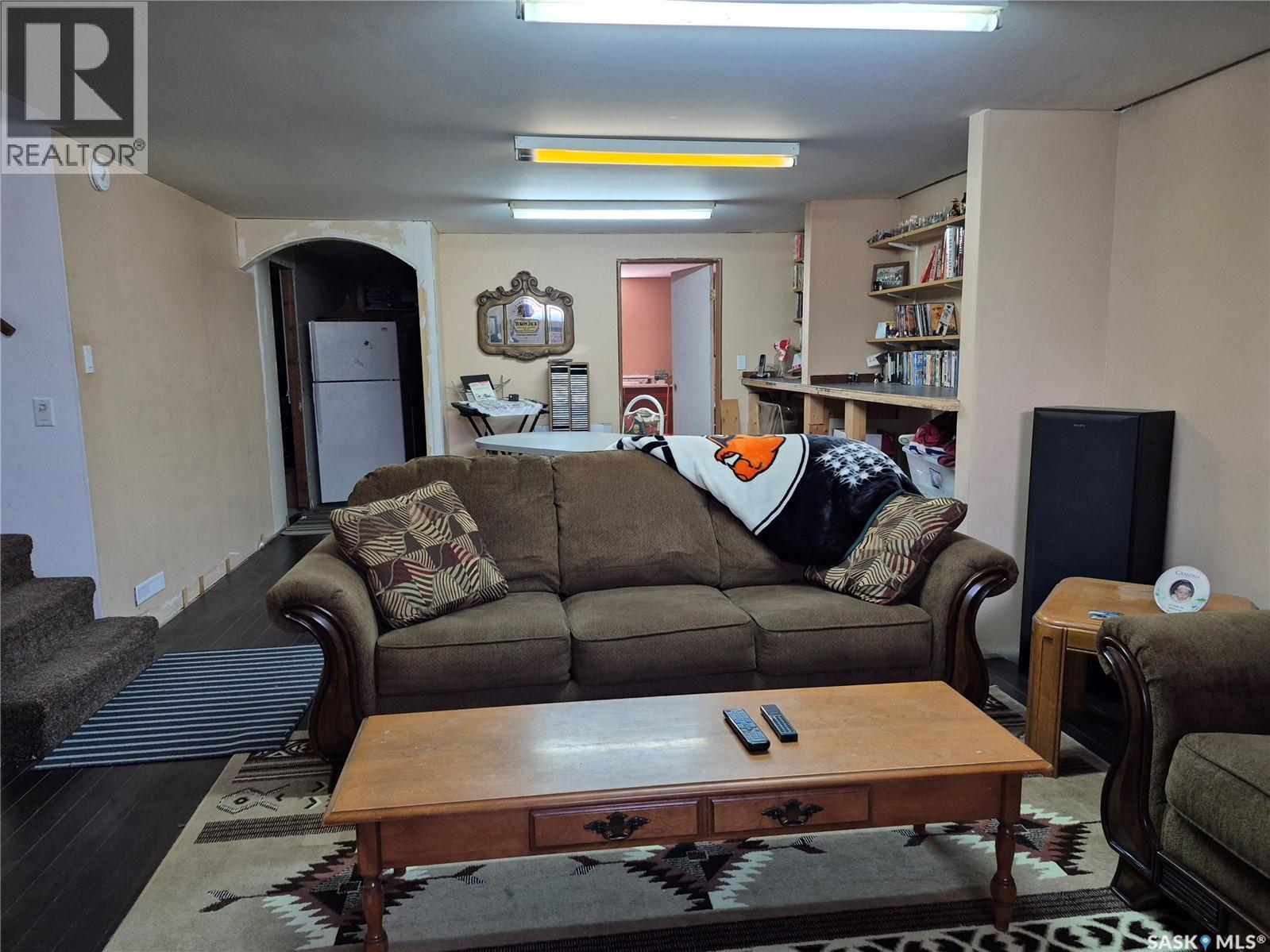 317 2Nd Street W, Ponteix, SK - Indoor Photo Showing Living Room