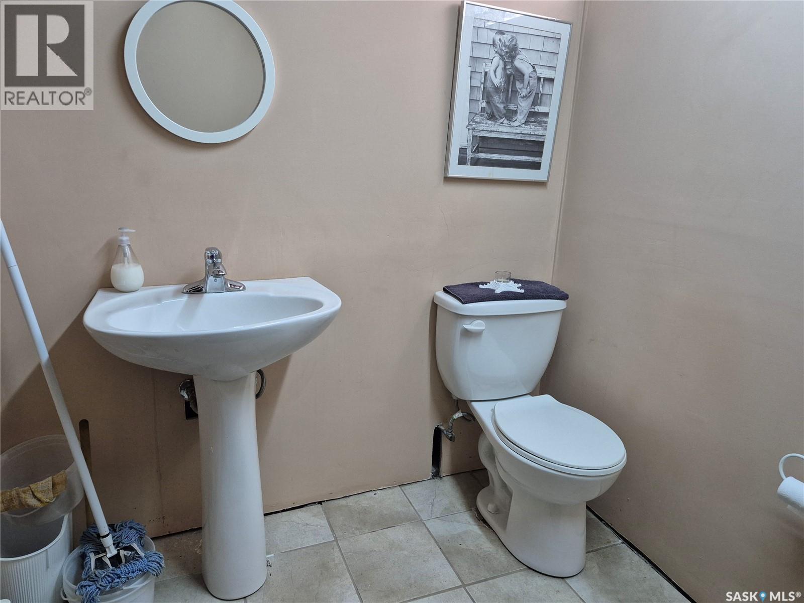 317 2Nd Street W, Ponteix, SK - Indoor Photo Showing Bathroom