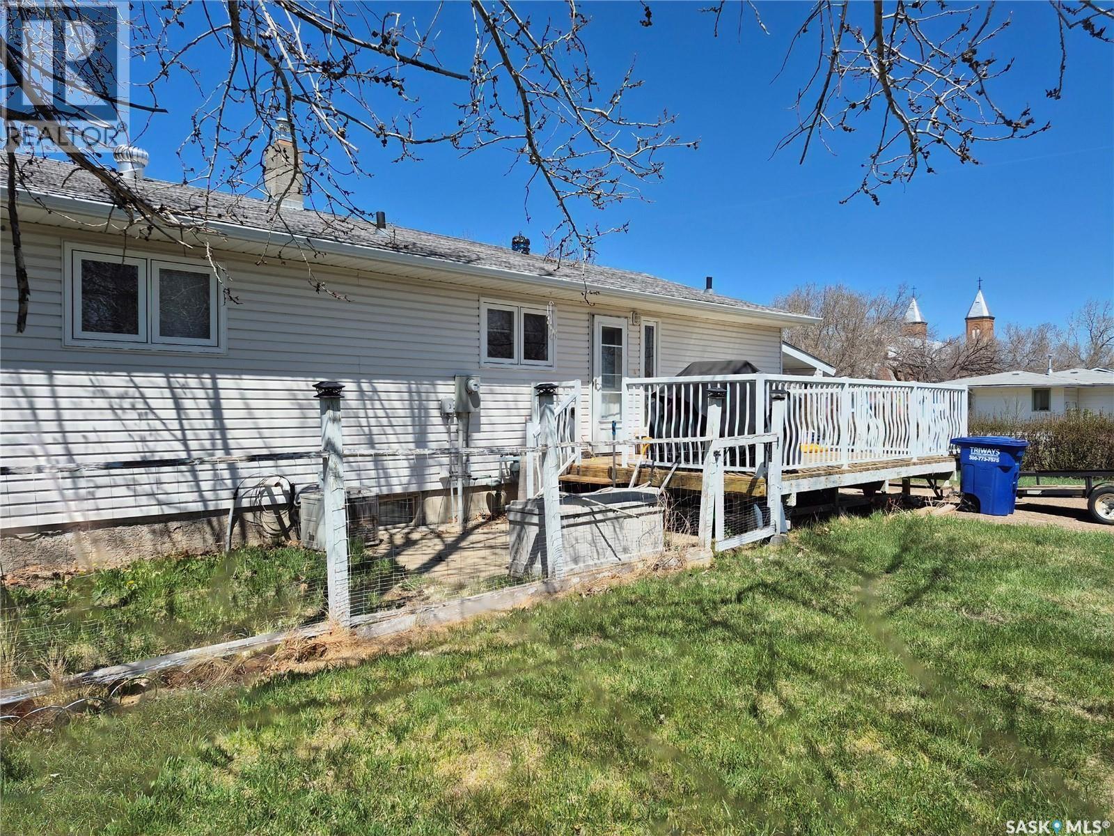 317 2Nd Street W, Ponteix, SK - Outdoor