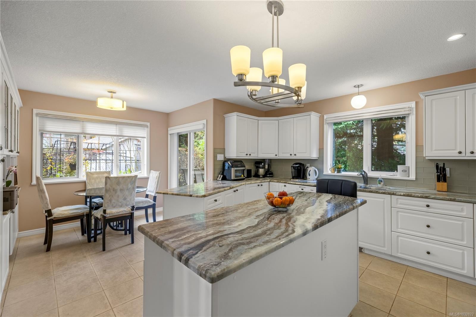 566 Crescent Rd West, Qualicum Beach, BC