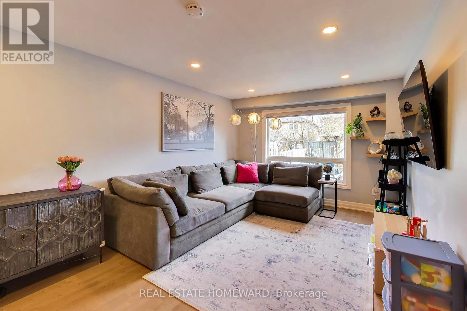 3375 Fenwick Crescent, Mississauga, ON - Indoor Photo Showing Living Room