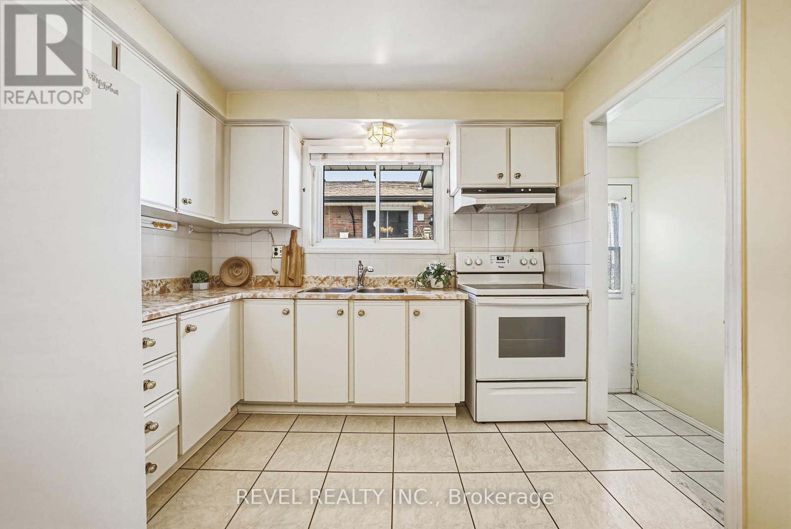 2360 Greenbank Trail, Burlington, ON - Indoor Photo Showing Kitchen With Double Sink