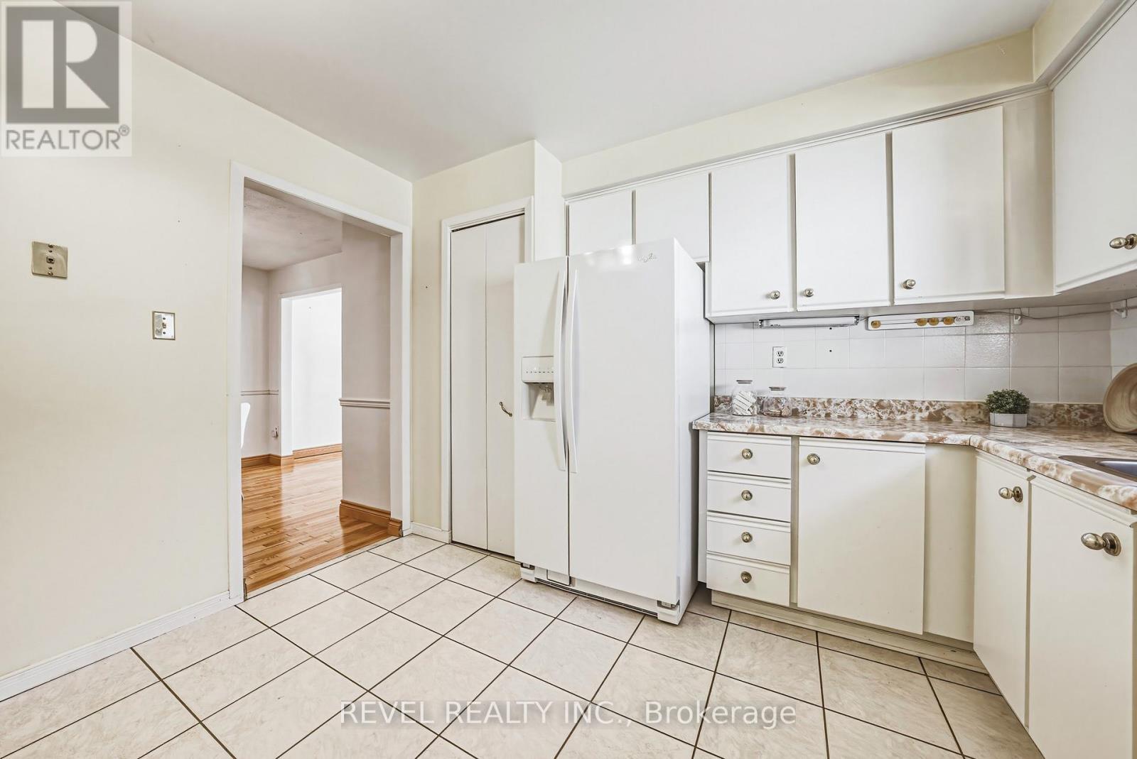2360 Greenbank Trail, Burlington, ON - Indoor Photo Showing Kitchen