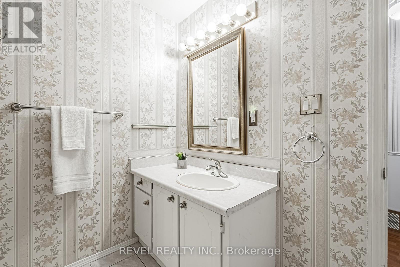 2360 Greenbank Trail, Burlington, ON - Indoor Photo Showing Bathroom