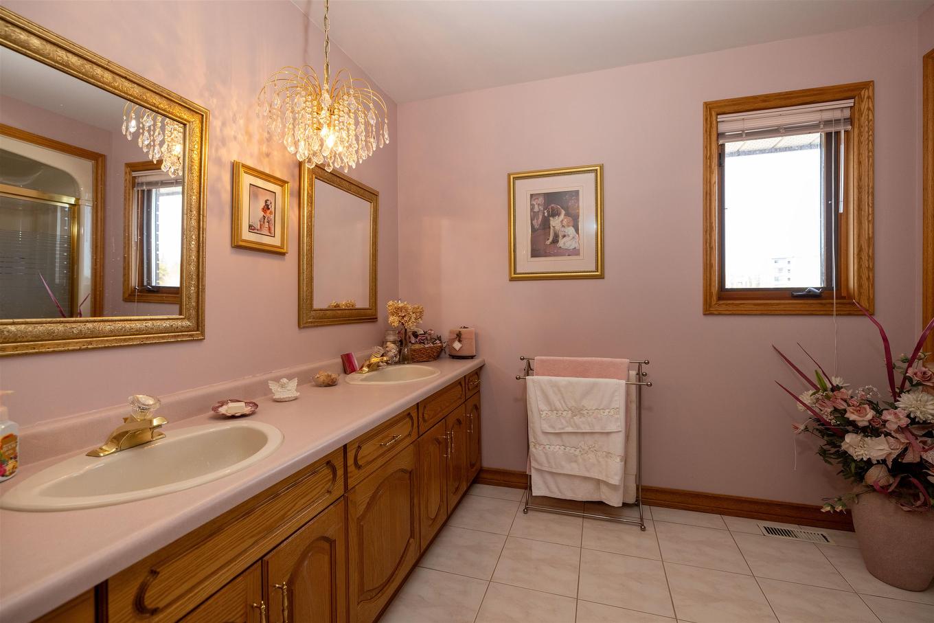 405 Riviera Drive, Thunder Bay, ON - Indoor Photo Showing Bathroom