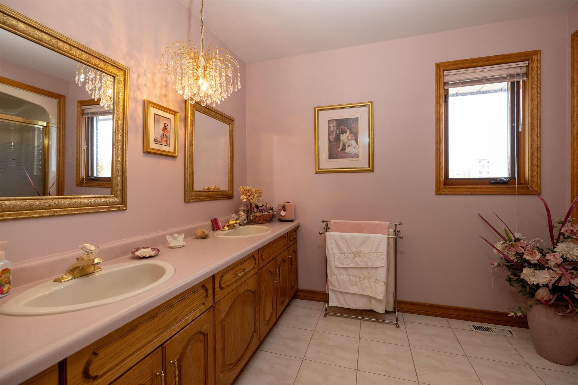 405 Riviera Drive, Thunder Bay, ON - Indoor Photo Showing Bathroom
