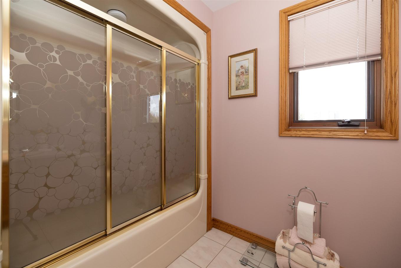 405 Riviera Drive, Thunder Bay, ON - Indoor Photo Showing Bathroom