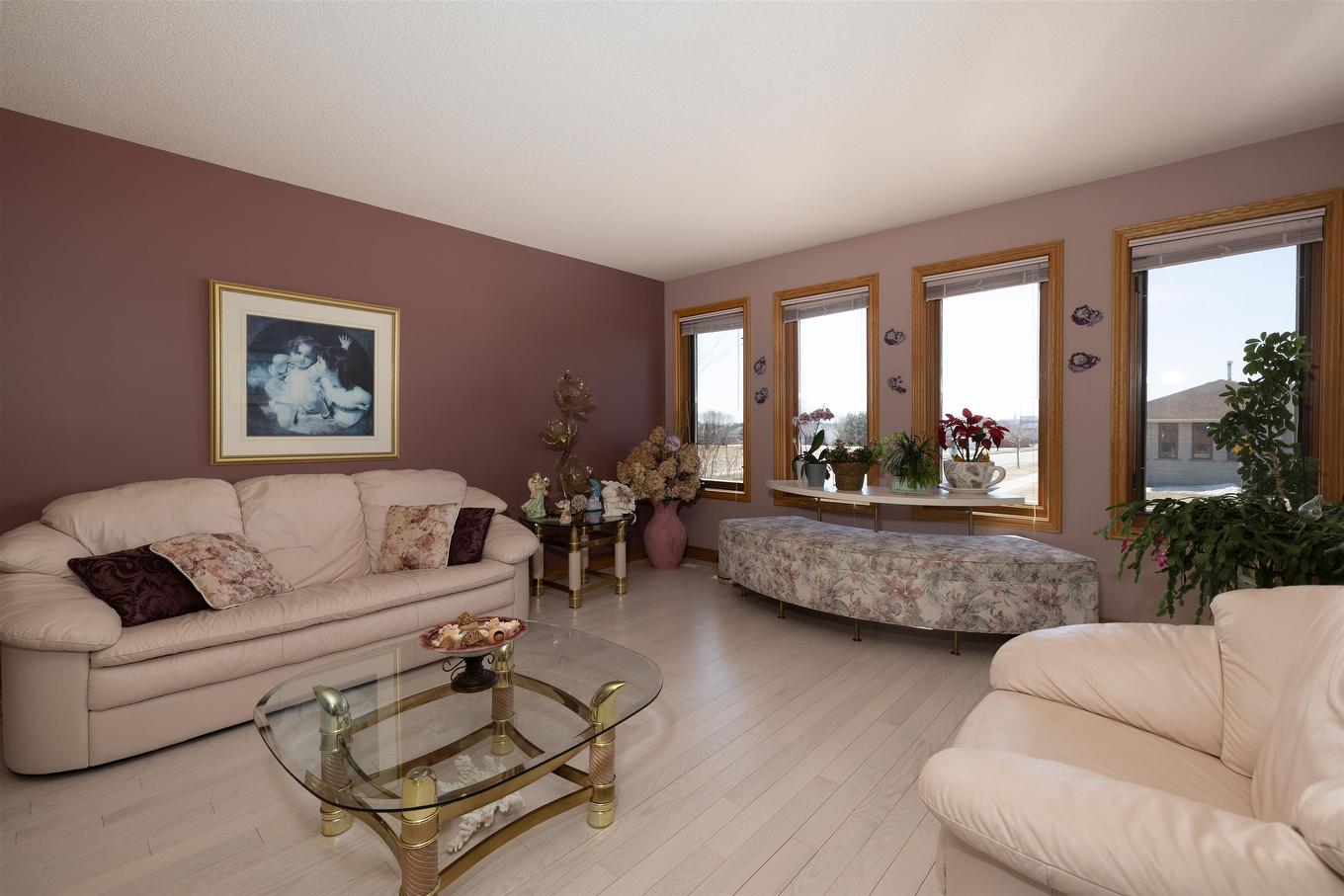 405 Riviera Drive, Thunder Bay, ON - Indoor Photo Showing Living Room