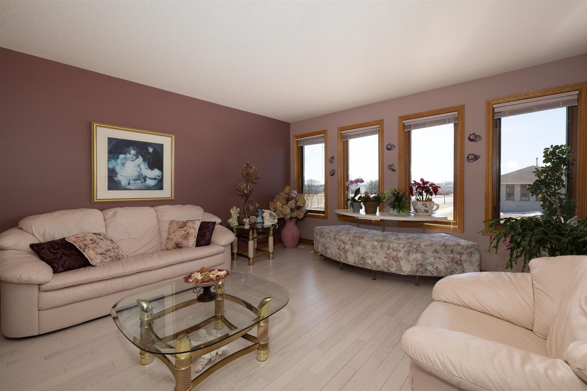 405 Riviera Drive, Thunder Bay, ON - Indoor Photo Showing Living Room