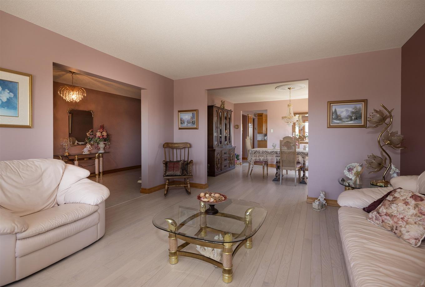 405 Riviera Drive, Thunder Bay, ON - Indoor Photo Showing Living Room