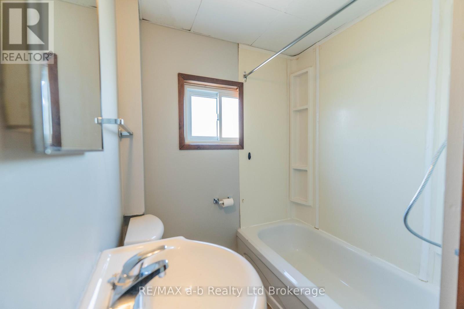Unit A - 10 Mckenzie Street, Tillsonburg, ON - Indoor Photo Showing Bathroom