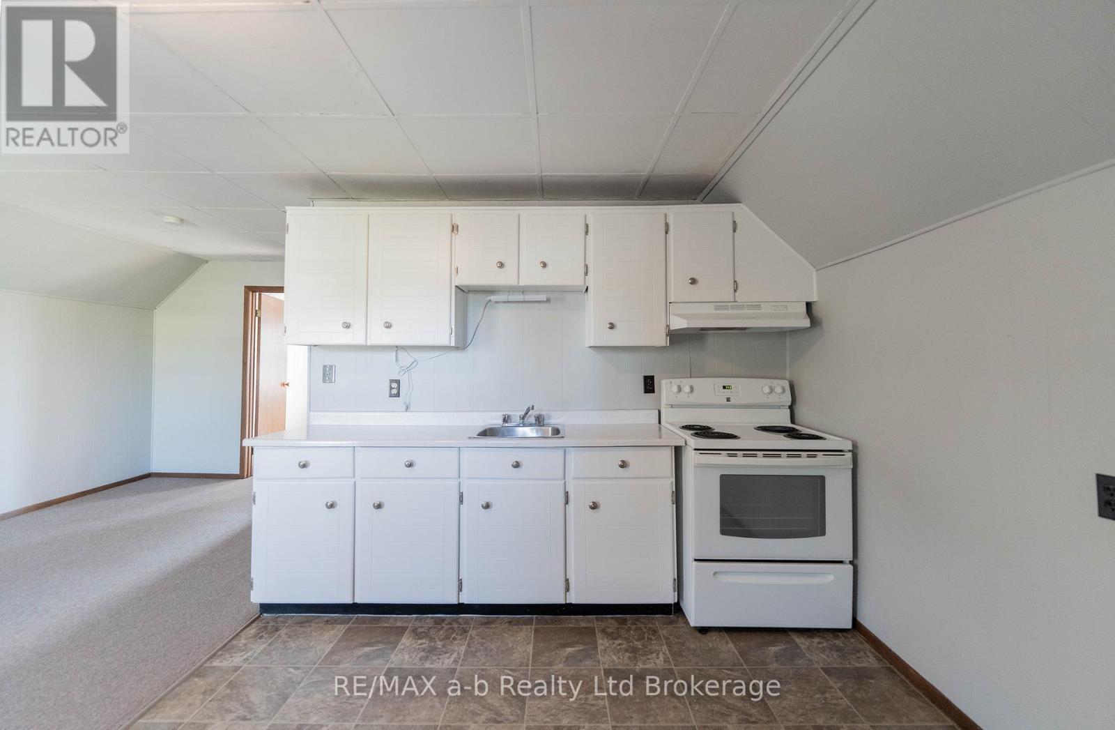 Unit A - 10 Mckenzie Street, Tillsonburg, ON - Indoor Photo Showing Kitchen