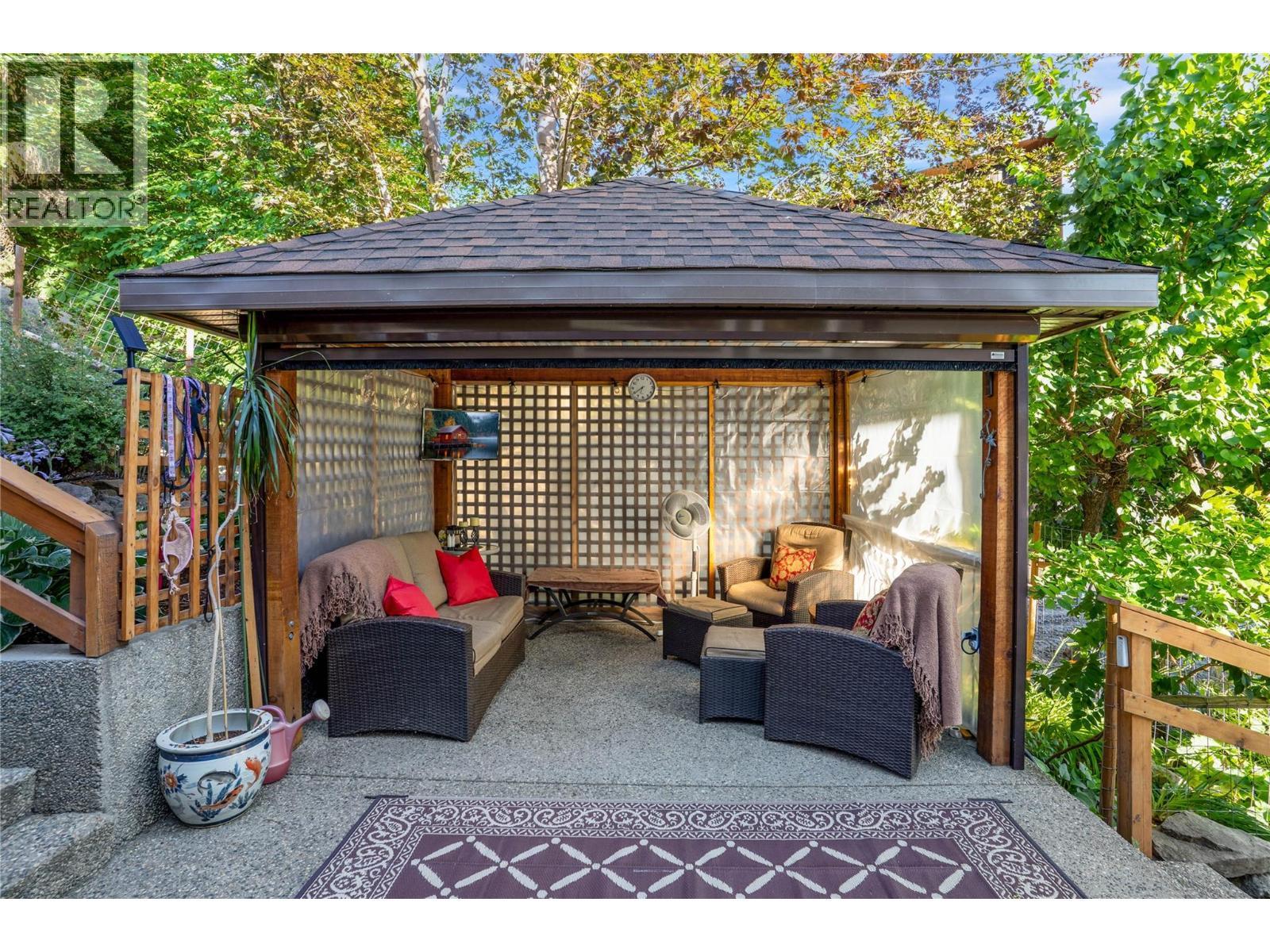 Side lounge area off the family room (main level) - 1988 Dewdney Road, Kelowna, BC - Outdoor